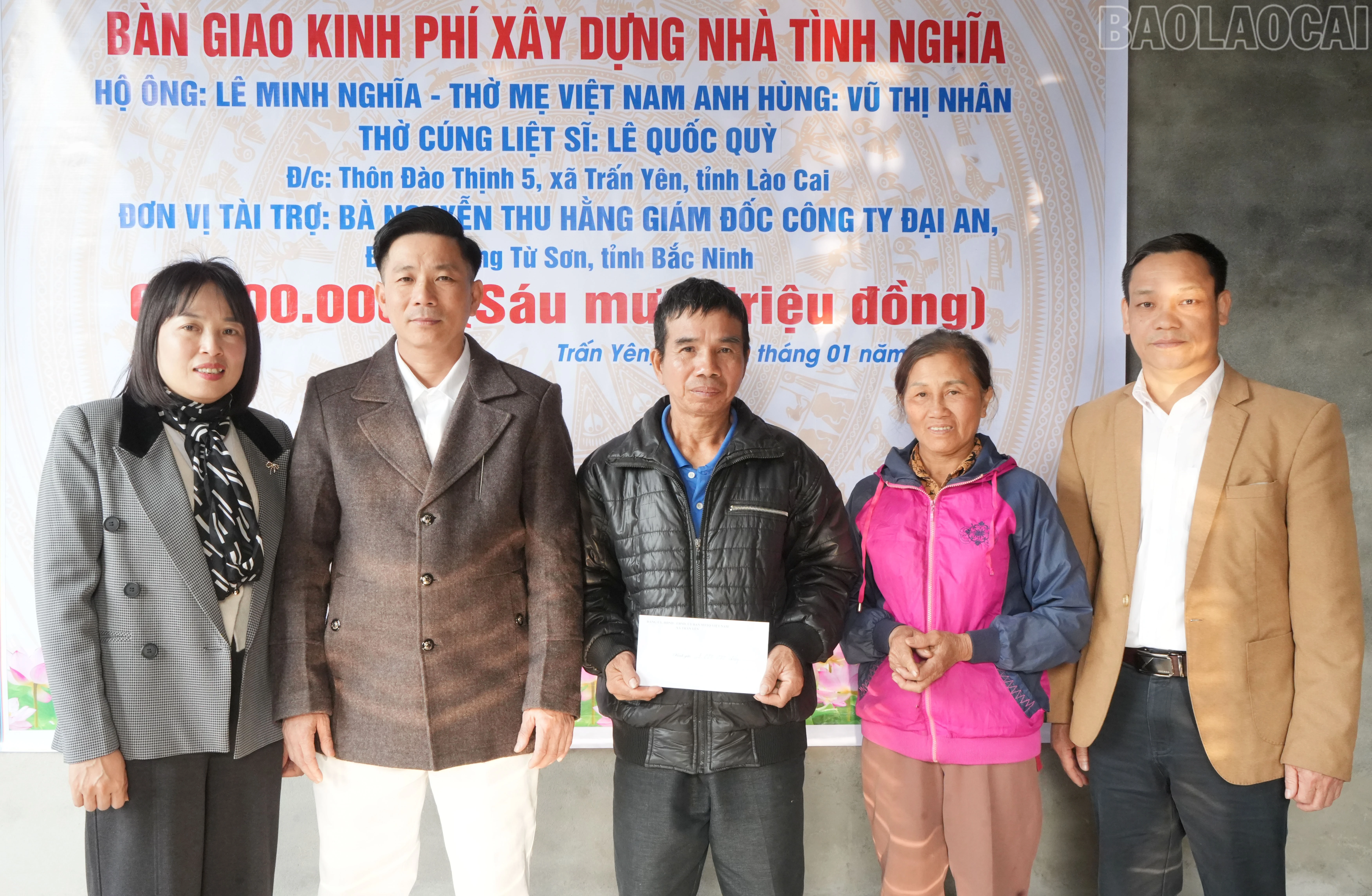 baolaocai-tr_lanh-dao-xa-tran-yen-va-cac-chi-hoi-thon-dao-thinh-5-tang-qua-cho-gia-dinh-tho-cung-mje-vnah.jpg