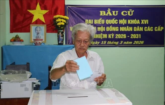 Người dân đi bỏ phiếu sớm tại xã Tân Phú Đông, tỉnh Đồng Tháp.