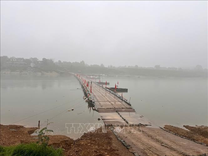 Nước sông Lô dâng cao, cầu phao bắc qua Sông Lô, đoạn qua xã Đoan Hùng phải tạm dừng khai thác để đảm bảo an toàn.