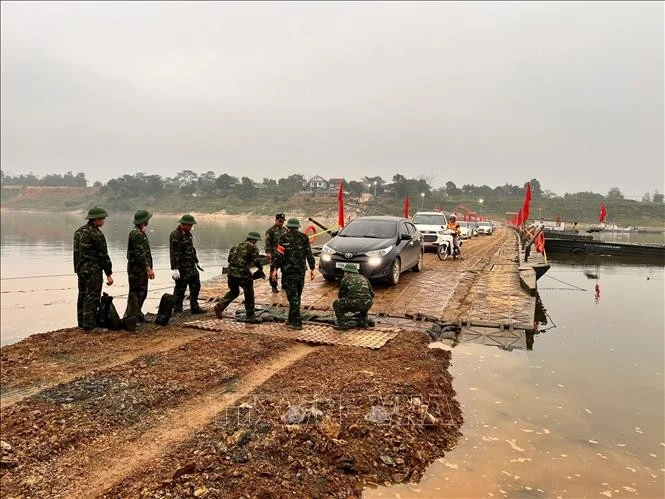 Lữ đoàn 249, Binh chủng Công binh tiến hành gia cố đường lên xuống cầu phao.