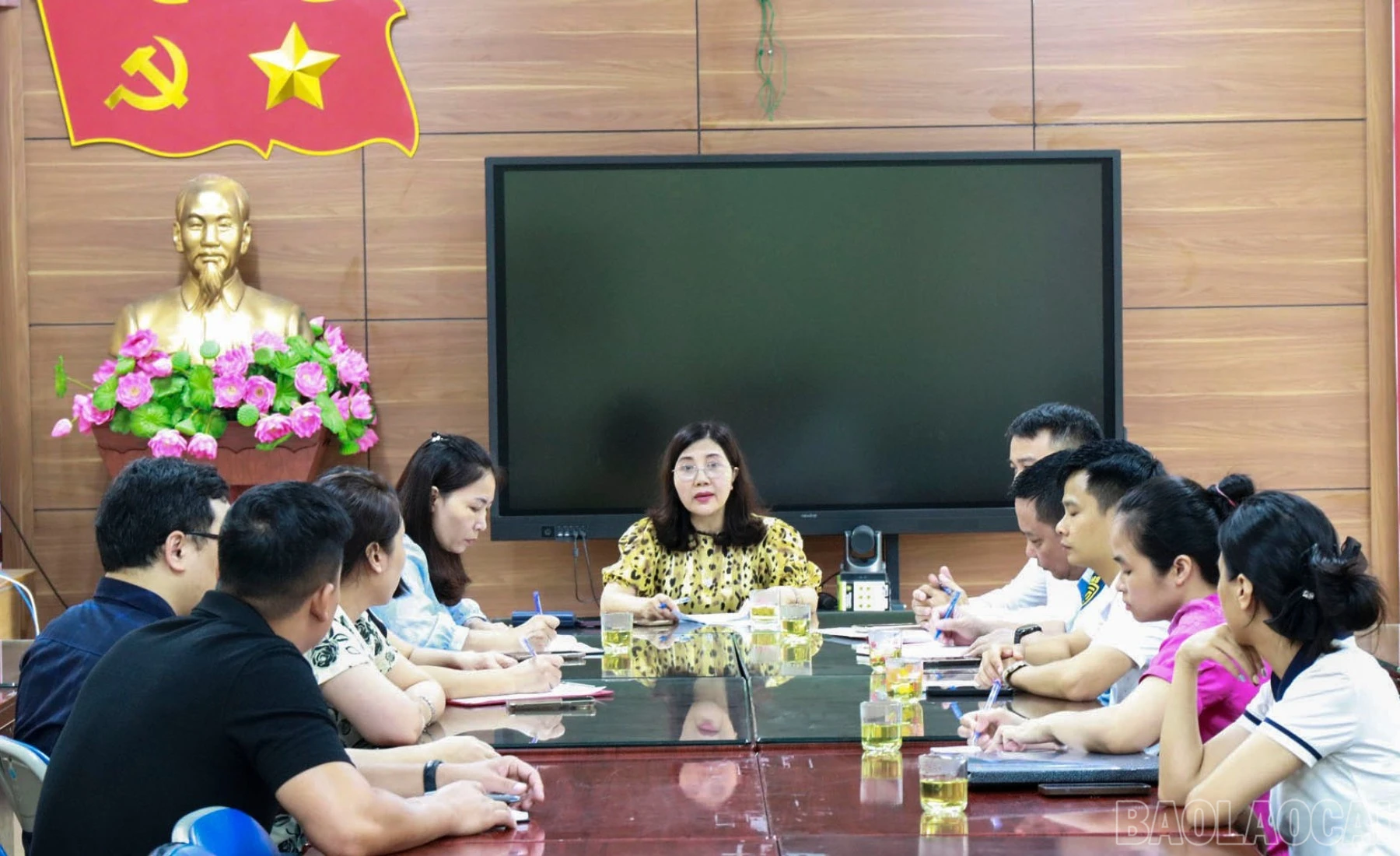 baolaocai-br_br-doan-kiem-tra-lam-viec-voi-ban-giam-hieu-truong-thpt-so-1-bat-xat.jpg