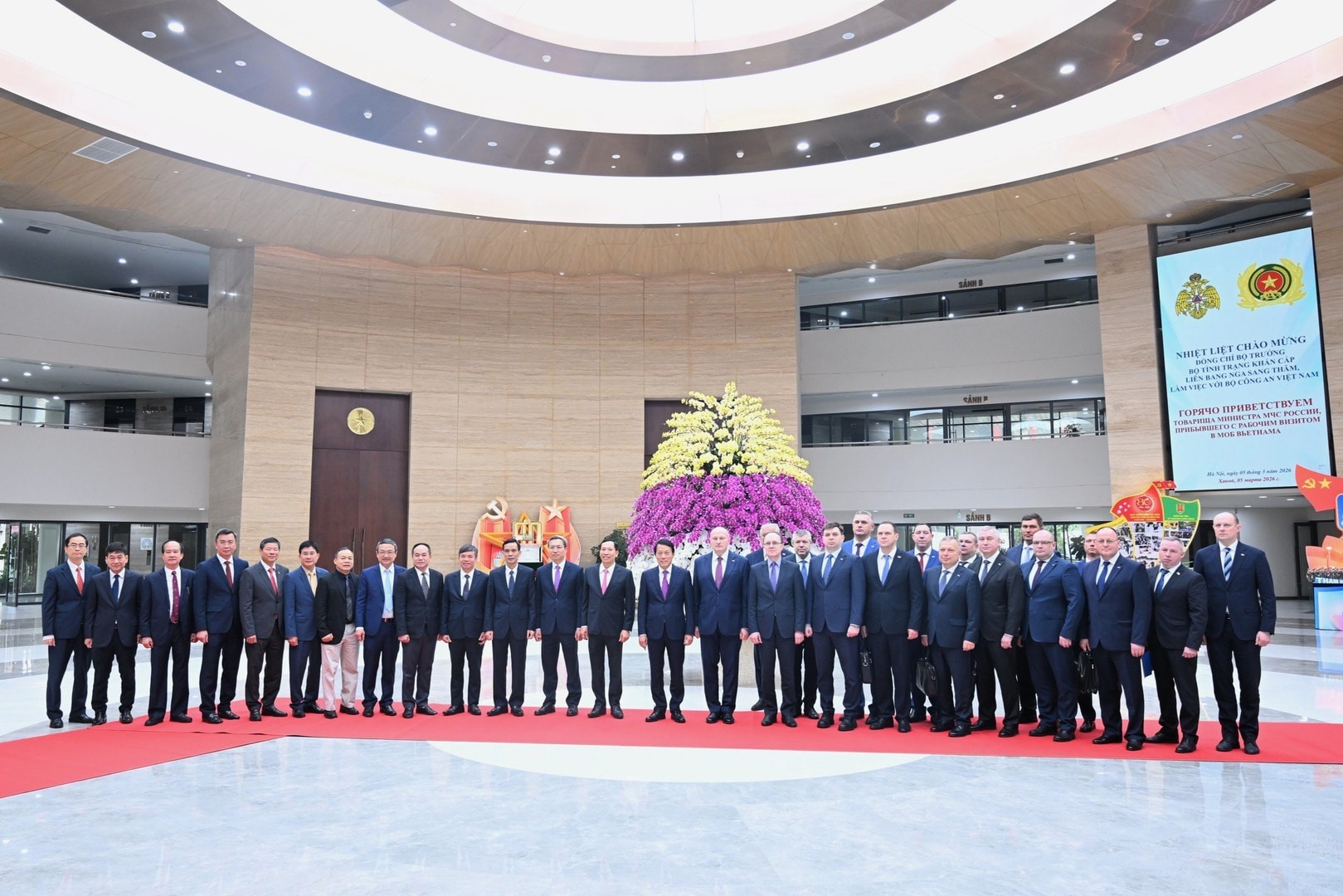 Các đại biểu chụp ảnh lưu niệm.