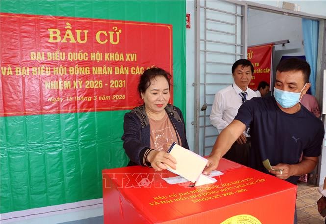 Các cử tri bỏ phiếu tại Tổ bầu cử số 3 (khóm Tân Thuận An, phường Tân Ngãi).