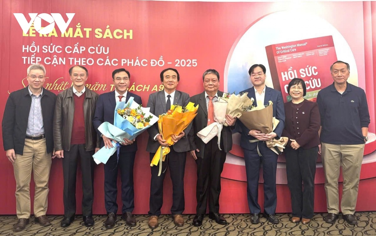 Đại diện các đơn vị bệnh viện Bạch Mai, Việt Đức tặng hoa chúc mừng nhóm biên soạn cuốn sách “Hồi sức cấp cứu - Tiếp cận theo các phác đồ 2025”.