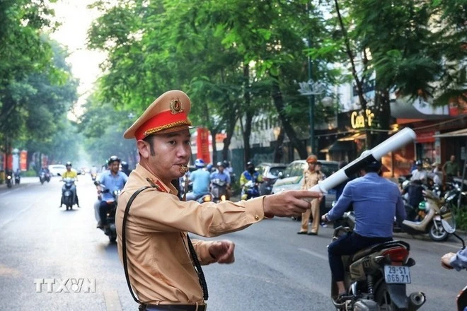 Lực lượng cảnh sát giao thông tổ chức điều tiết, phân luồng giao thông.