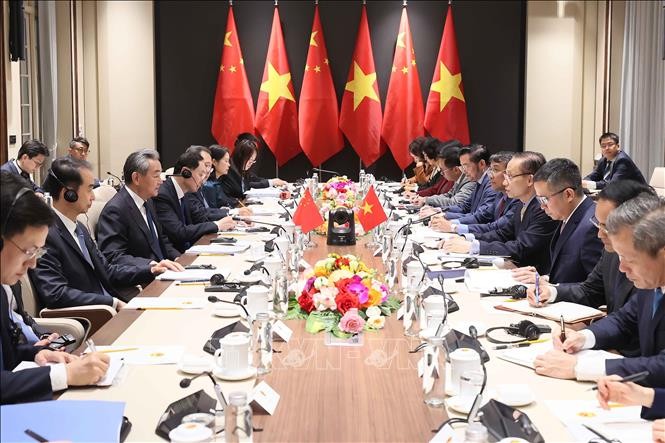 Bộ trưởng Bộ Ngoại giao Lê Hoài Trung trao đổi chiến lược với Bộ trưởng Bộ Ngoại giao Trung Quốc Vương Nghị.