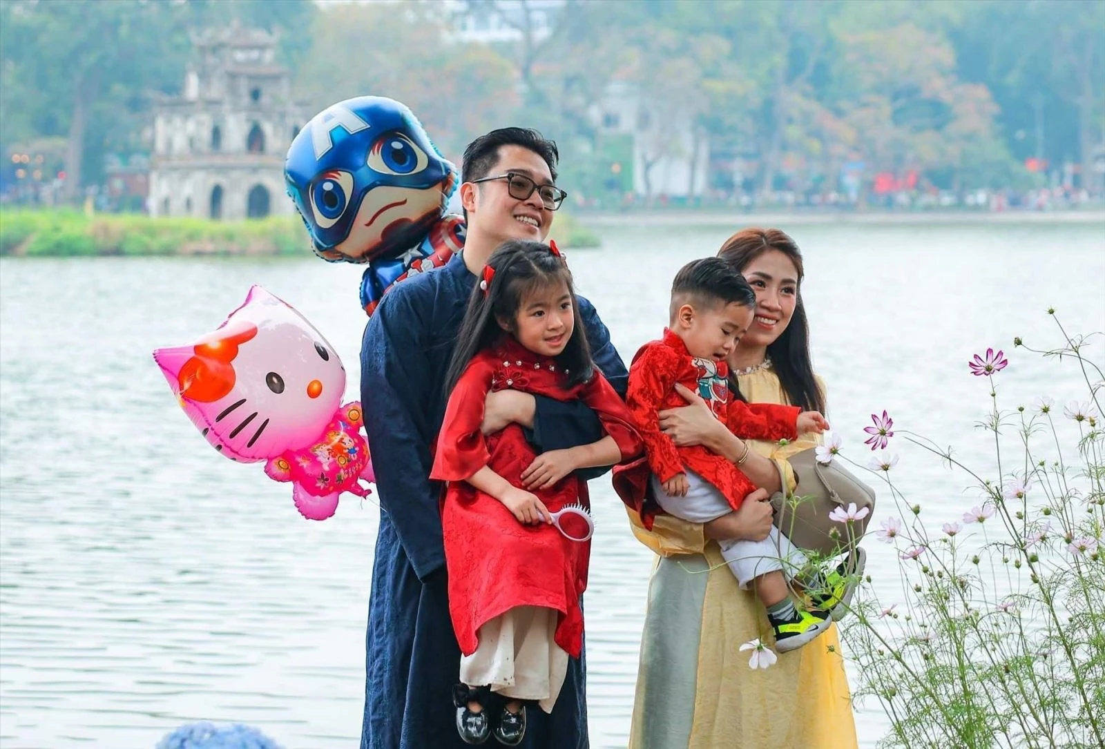 Một gia đình lưu giữ kỷ niệm tại Hồ Gươm chiều mùng 3 Tết.