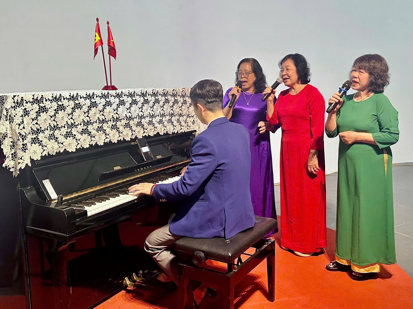 Người thân và các khách mời chia sẻ kỷ niệm về bác sĩ Đặng Thùy Trâm.