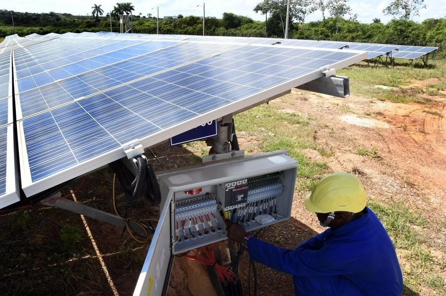 Một công nhân kiểm tra hoạt động của các tấm pin mặt trời tại công viên điện mặt trời Pinar 220 A2 ở ngoại ô thành phố Pinar del Rio, Cuba, ngày 15/10/2019.