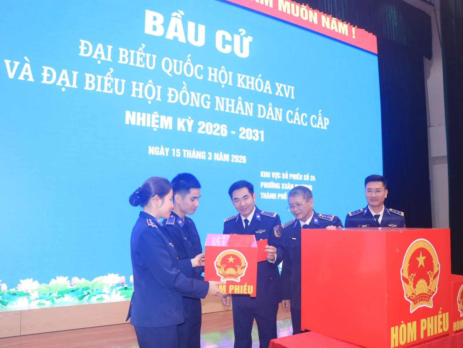 Tổ bầu cử số 24 tại Bộ Tư lệnh Cảnh sát biển Việt Nam kiểm tra hòm phiếu trước ngày diễn ra bầu cử.