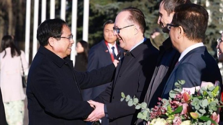 Đại sứ Liên bang Nga tại Việt Nam Gennady Stepanovich Bezdetko cùng các quan chức Cục Lễ tân, Bộ Ngoại giao Nga đón Thủ tướng Phạm Minh Chính.