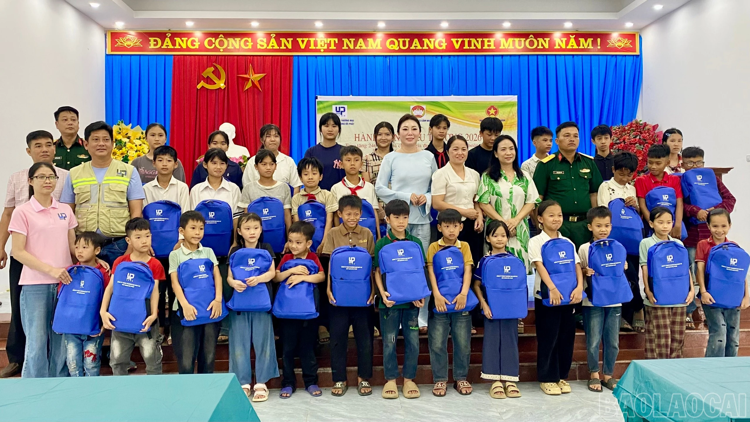 baolaocai-br_cac-em-hoc-sinh-duoc-nhan-qua.jpg