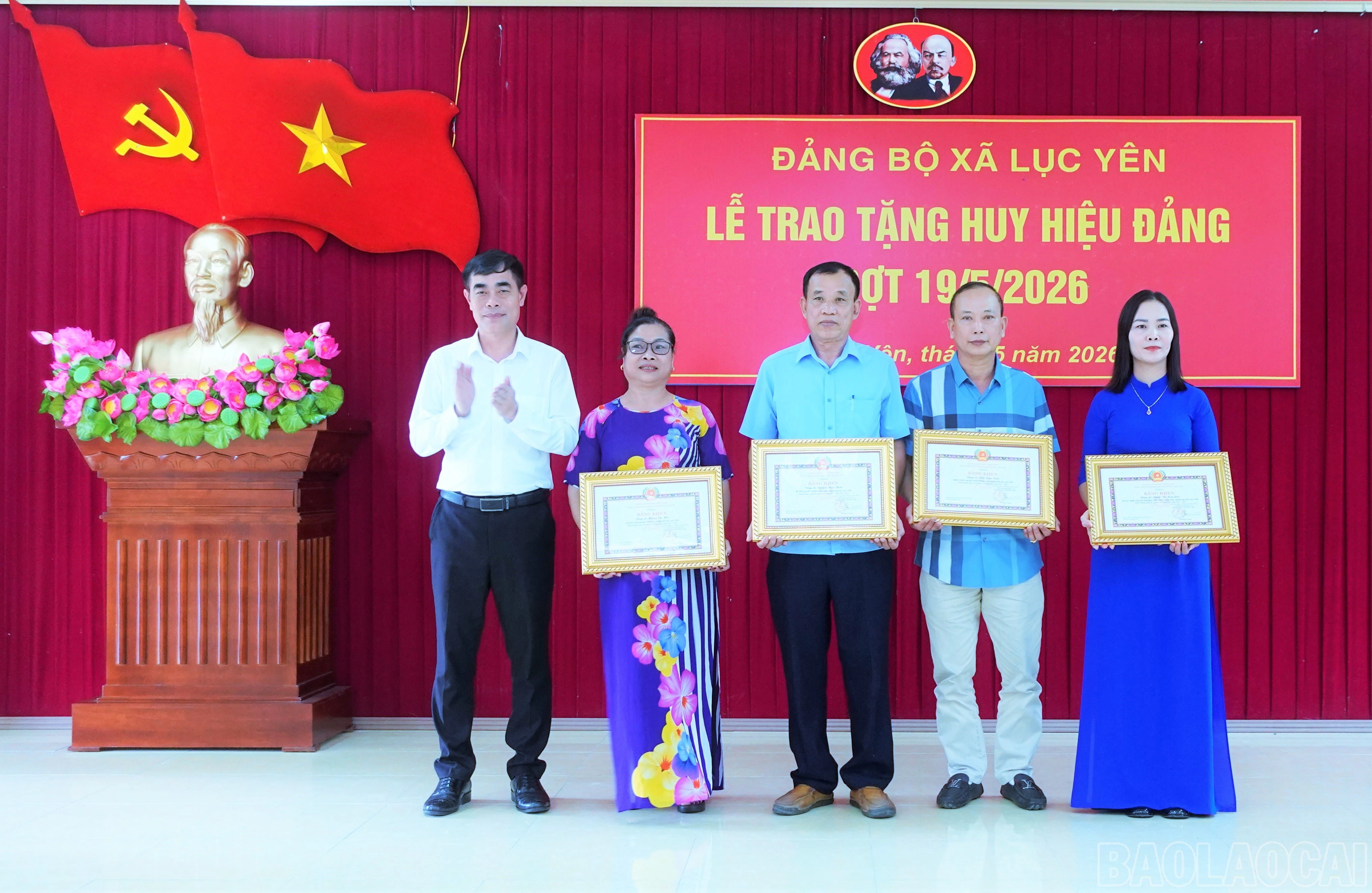 Đồng chí Đỗ Quang Minh trao Giấy khen cho các đảng viên hoàn thành xuất sắc nhiệm vụ 5 năm liền.