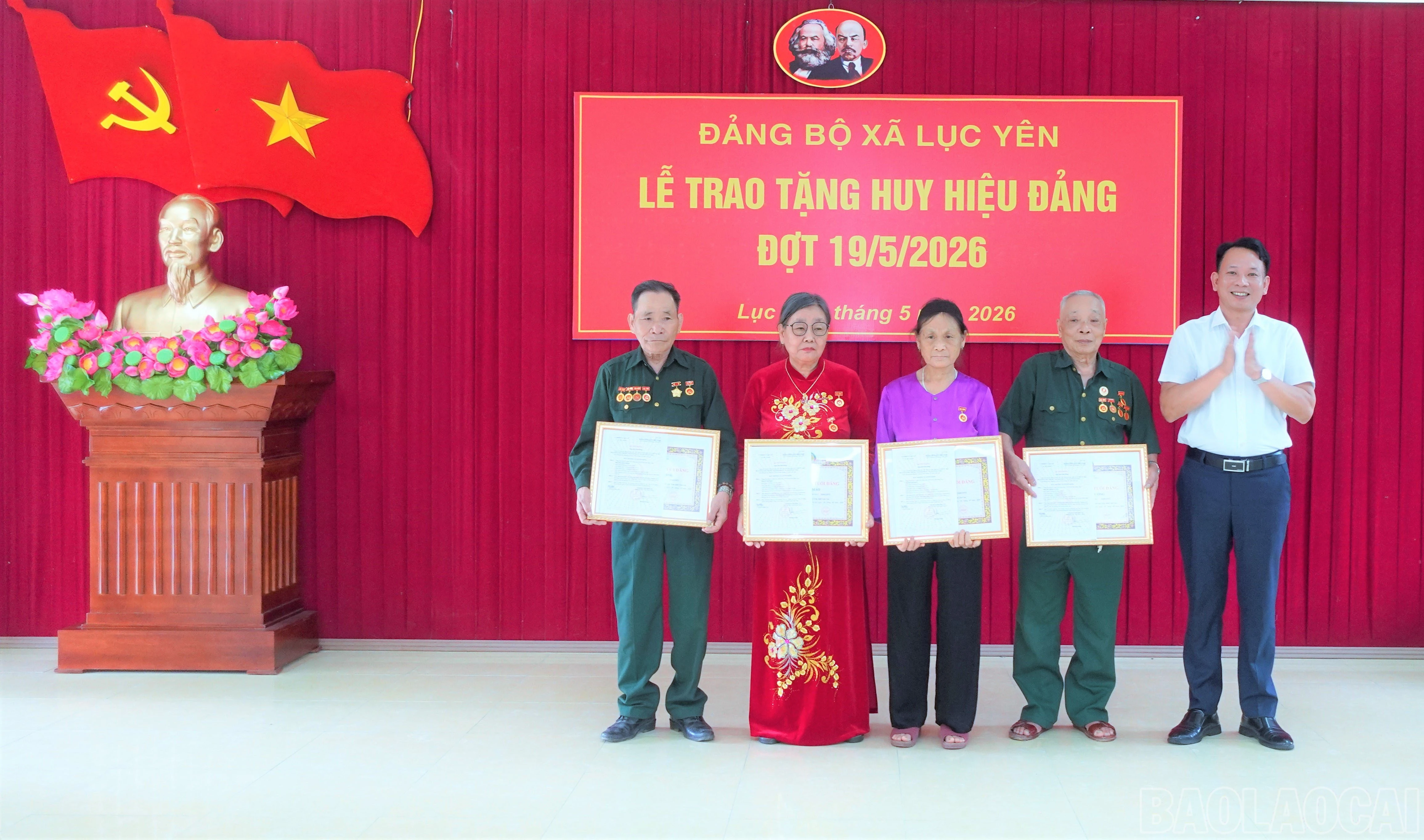 Lãnh đạo Đảng ủy xã Lục Yên trao Huy hiệu 55 năm tuổi Đảng cho các đảng viên.