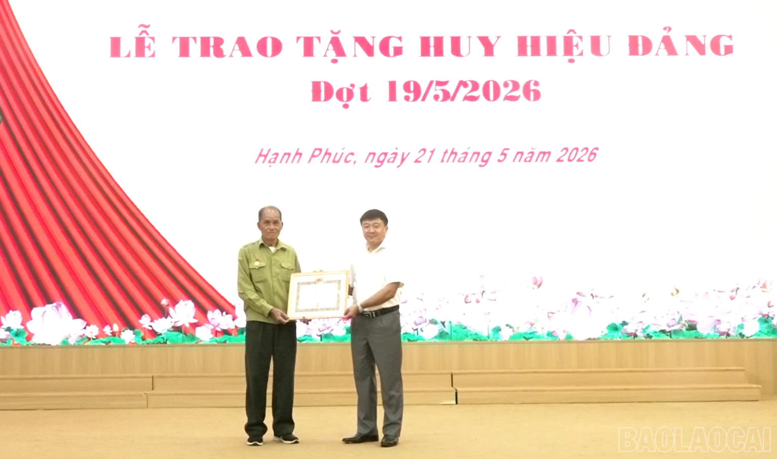Đồng chí Giàng A Tông - Ủy viên Ban Thường vụ Tỉnh ủy, Bí thư Đảng ủy, Chủ tịch HĐND xã trao Huy hiệu 60 năm tuổi Đảng cho đảng viên Lường Văn Tồi.