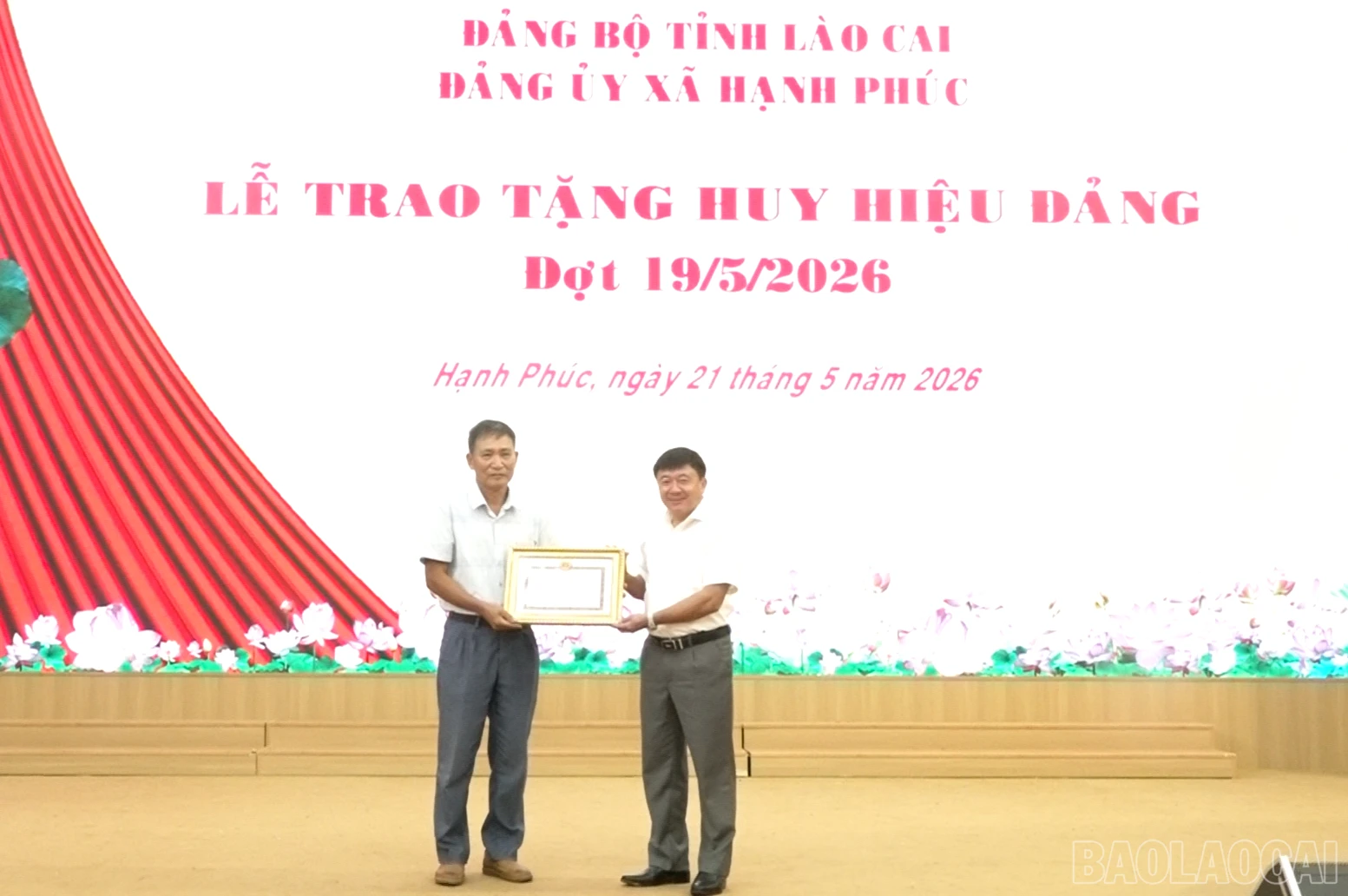 Trao Bằng khen của Ban Thường vụ Tỉnh ủy cho đảng viên Đinh Văn Phán.