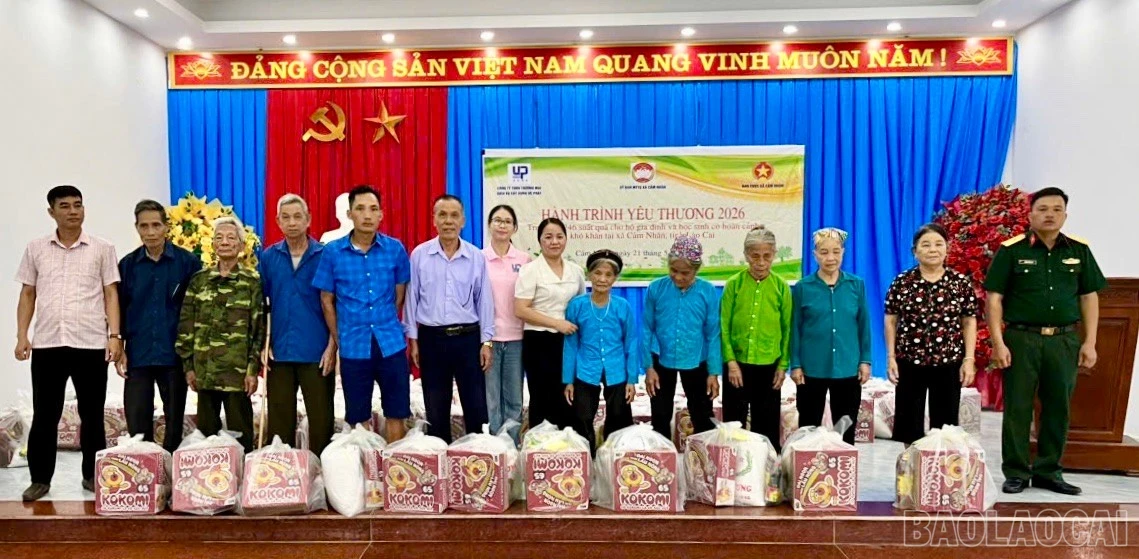 baolaocai-br_cac-ho-gia-dinh-duoc-nhan-qua-2.jpg