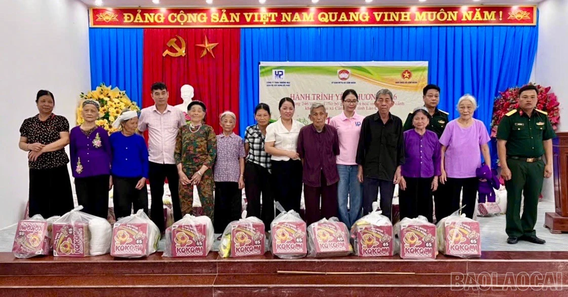 baolaocai-br_cac-ho-gia-dinh-duoc-nhan-qua-1.jpg