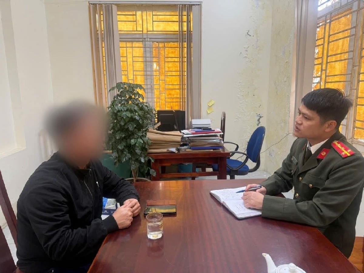 Anh N. V. T. đang trình báo sự việc với Công an xã Tề Lỗ.