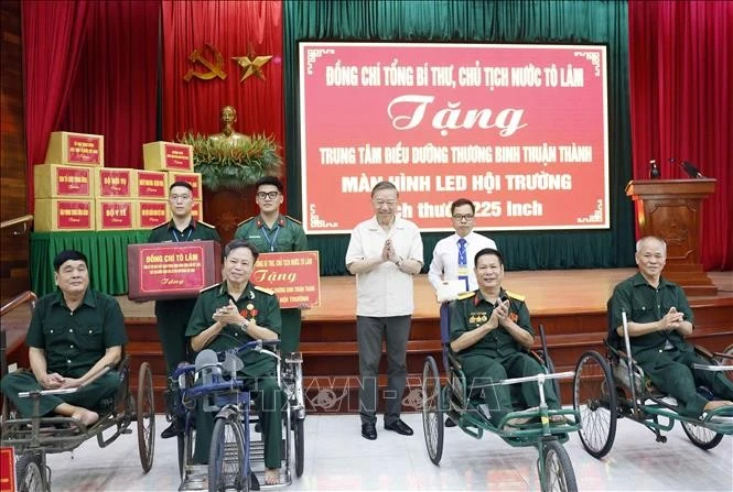 Tổng Bí thư, Chủ tịch nước Tô Lâm tặng quà cho Trung tâm Điều dưỡng thương binh Thuận Thành. Ảnh: Thống Nhất/TTXVN