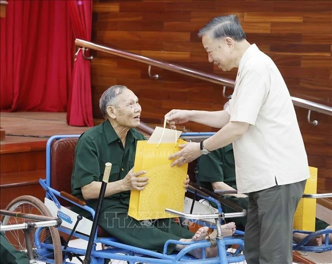 Tổng Bí thư, Chủ tịch nước Tô Lâm thăm hỏi, tặng quà cho các thương binh, bệnh binh. Ảnh: Thống Nhất/TTXVN
