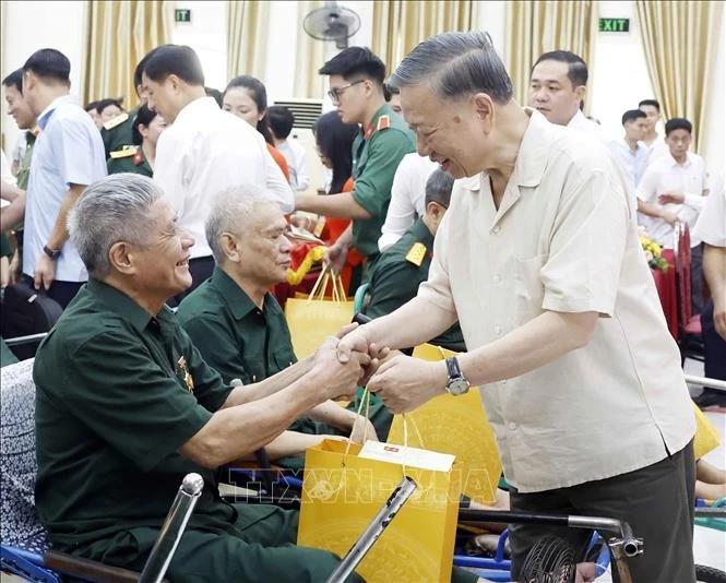 Tổng Bí thư, Chủ tịch nước Tô Lâm thăm hỏi, tặng quà cho các thương binh, bệnh binh. Ảnh: Thống Nhất/TTXVN