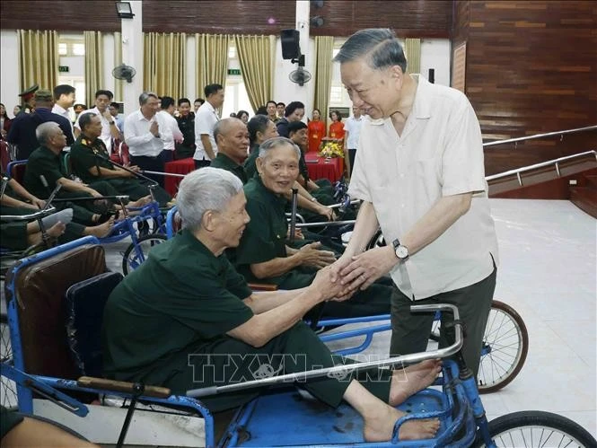 Tổng Bí thư, Chủ tịch nước Tô Lâm thăm hỏi các thương binh, bệnh binh. Ảnh: Thống Nhất/TTXVN