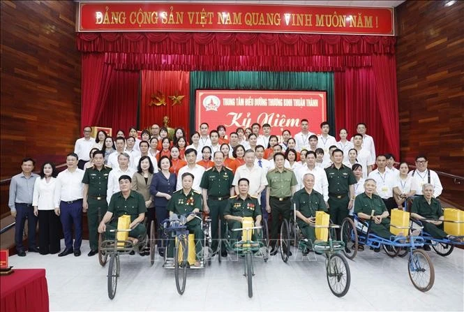 Tổng Bí thư, Chủ tịch nước Tô Lâm và đại biểu với cán bộ và thương binh, bệnh binh tại Trung tâm Điều dưỡng thương binh Thuận Thành. Ảnh: Thống Nhất/TTXVN