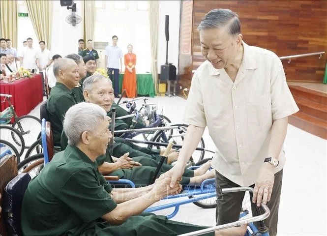 Tổng Bí thư, Chủ tịch nước Tô Lâm thăm hỏi các thương binh, bệnh binh. Ảnh: Thống Nhất/TTXVN