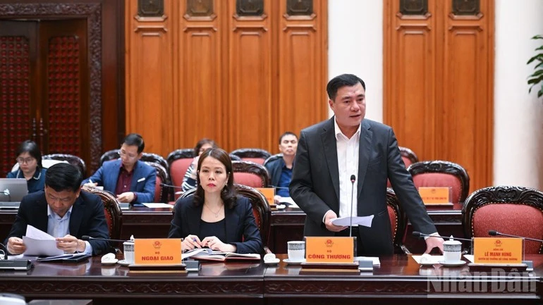 Lãnh đạo Bộ Công thương báo cáo tại cuộc họp.