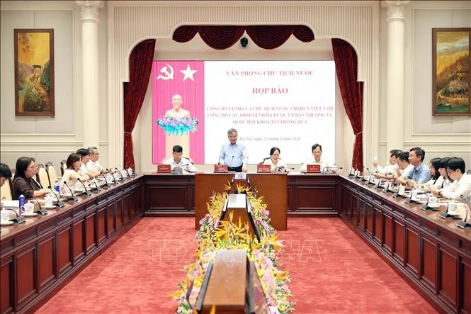 Phó Chủ nhiệm Văn phòng Chủ tịch nước Cấn Đình Tài chủ trì Họp báo.