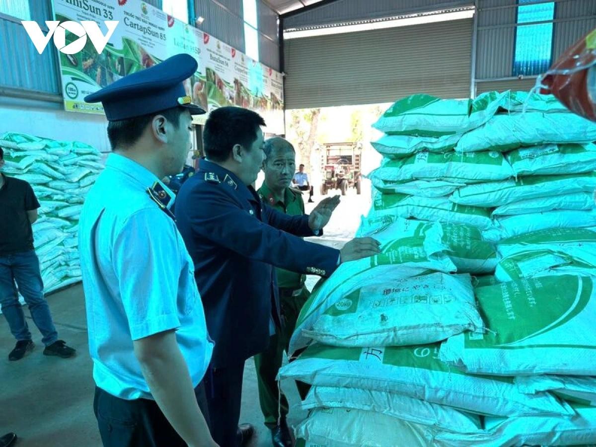 Lực lượng liên ngành tỉnh Đắk Lắk kiểm tra, tạm giữ gần 100 tấn phân bón các loại không có hóa đơn, chứng từ chứng minh nguồn gốc hợp pháp.