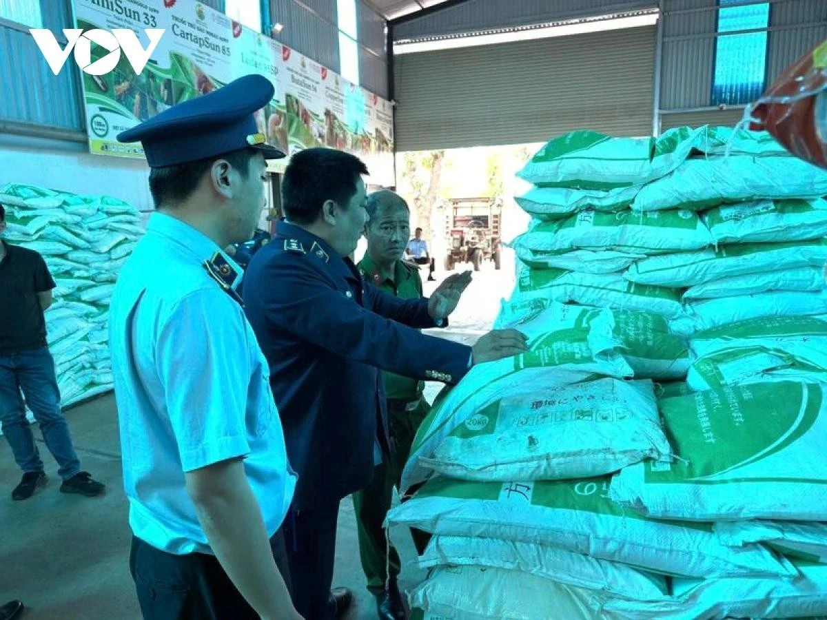 Lực lượng liên ngành tỉnh Đắk Lắk kiểm tra, tạm giữ gần 100 tấn phân bón các loại không có hóa đơn, chứng từ chứng minh nguồn gốc hợp pháp.