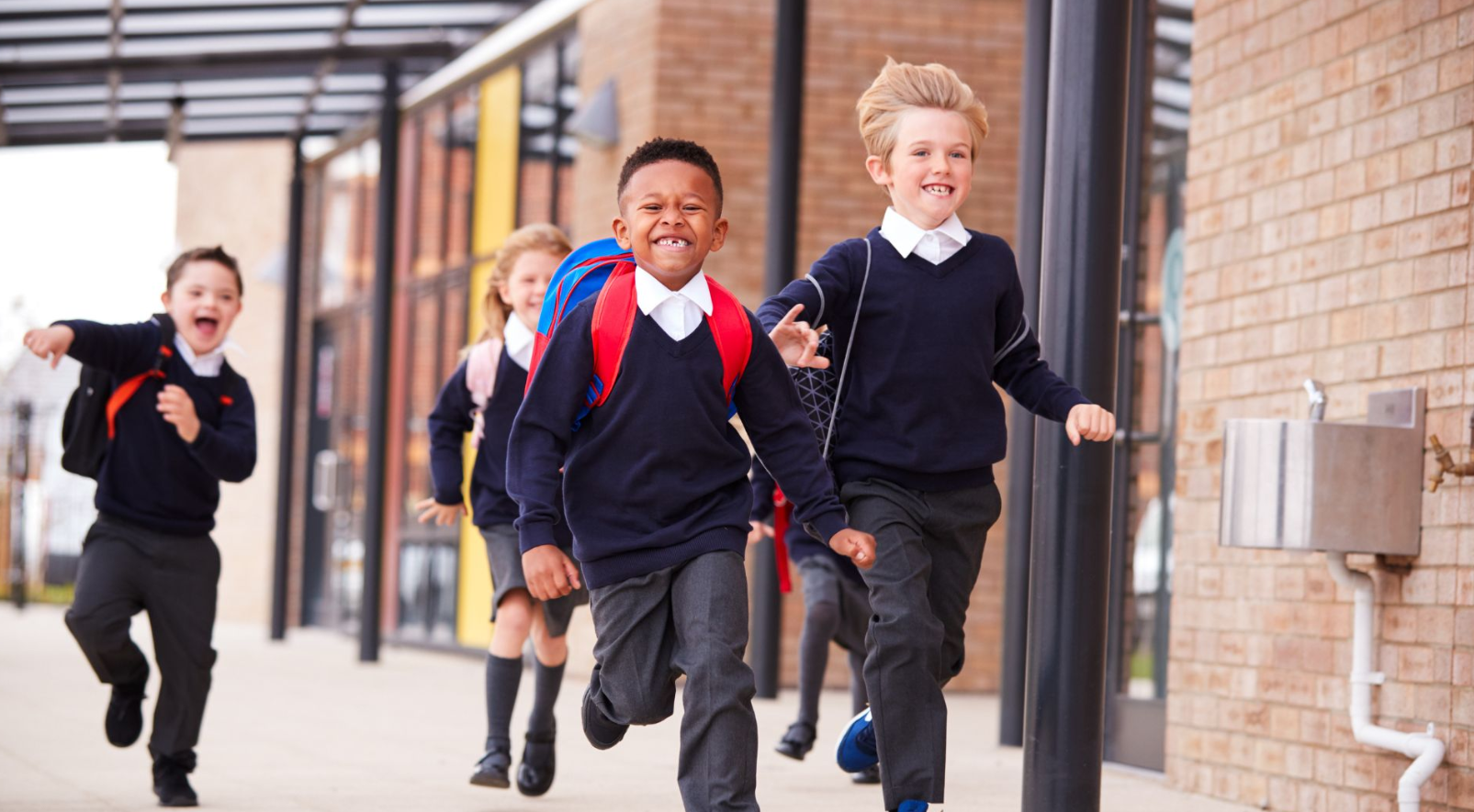 Việc hạn chế điện thoại trong trường học đang trở thành xu hướng toàn cầu.