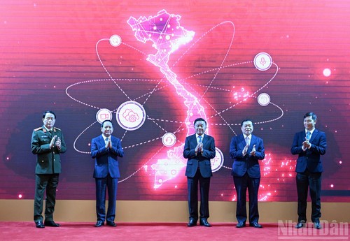 Thường trực Ban Bí thư Trần Cẩm Tú và các đại biểu thực hiện nghi thức ra mắt Ứng dụng di động Tuyên giáo và Dân vận (App TGDV) trên điện thoại di động.