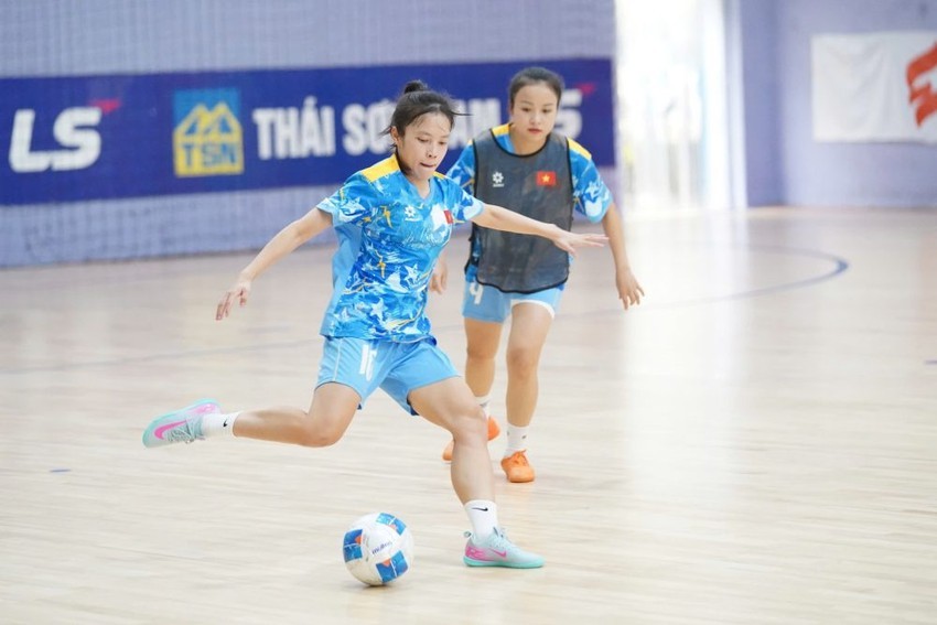 Futsal nữ Việt Nam khổ luyện bảo vệ ngôi hậu Đông Nam Á.