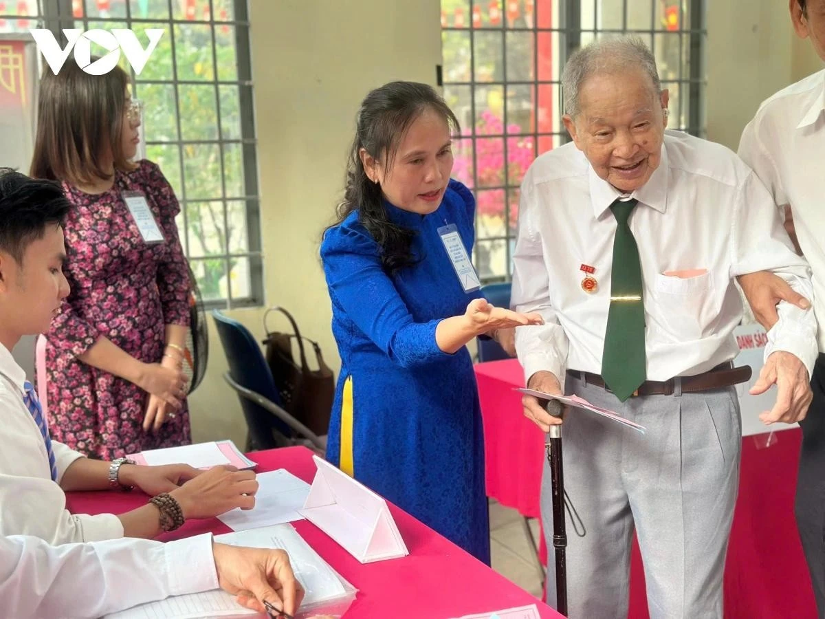 Ông Nguyễn Văn Tàu rất vui và tự hào khi thực hiện quyền lợi chính trị của mình - đi bầu cử.