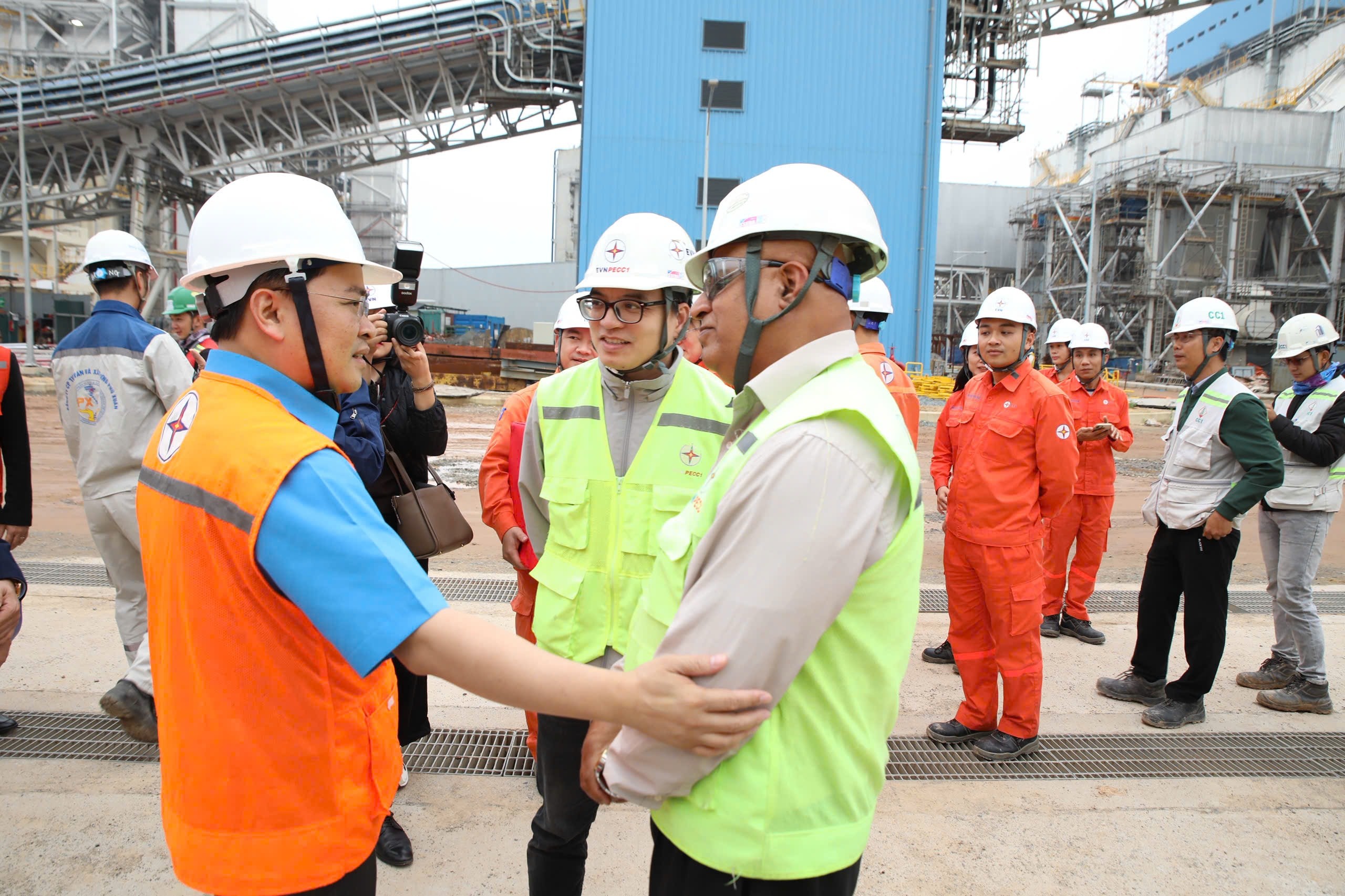 Chủ tịch Tổng LĐLĐ Việt Nam Nguyễn Anh Tuấn động viên người lao động tại Trung tâm Điện lực Quảng Trạch, tỉnh Quảng Trị.