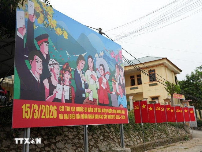 Cờ hoa và băng rôn khẩu hiệu tuyên truyền về bầu cử.