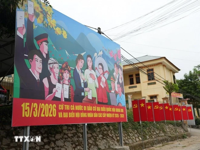 Cờ hoa và băng rôn khẩu hiệu tuyên truyền về bầu cử.