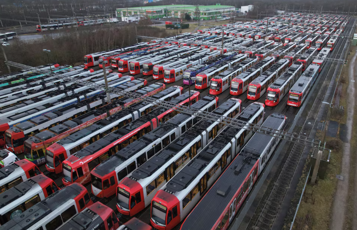 Xe điện của dịch vụ vận tải công cộng thành phố Cologne KVG đậu trong một nhà ga ở vùng ngoại ô Merheim.