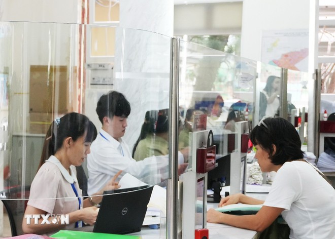 Cán bộ, công chức xử lý hồ sơ. (Ảnh minh họa: Hữu Duyên/TTXVN)