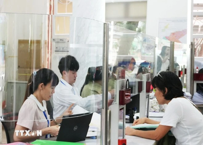 Cán bộ, công chức xử lý hồ sơ. (Ảnh minh họa: Hữu Duyên/TTXVN)