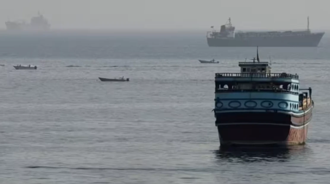 Các tàu thuyền trên eo biển Hormuz. (Ảnh: Reuters)