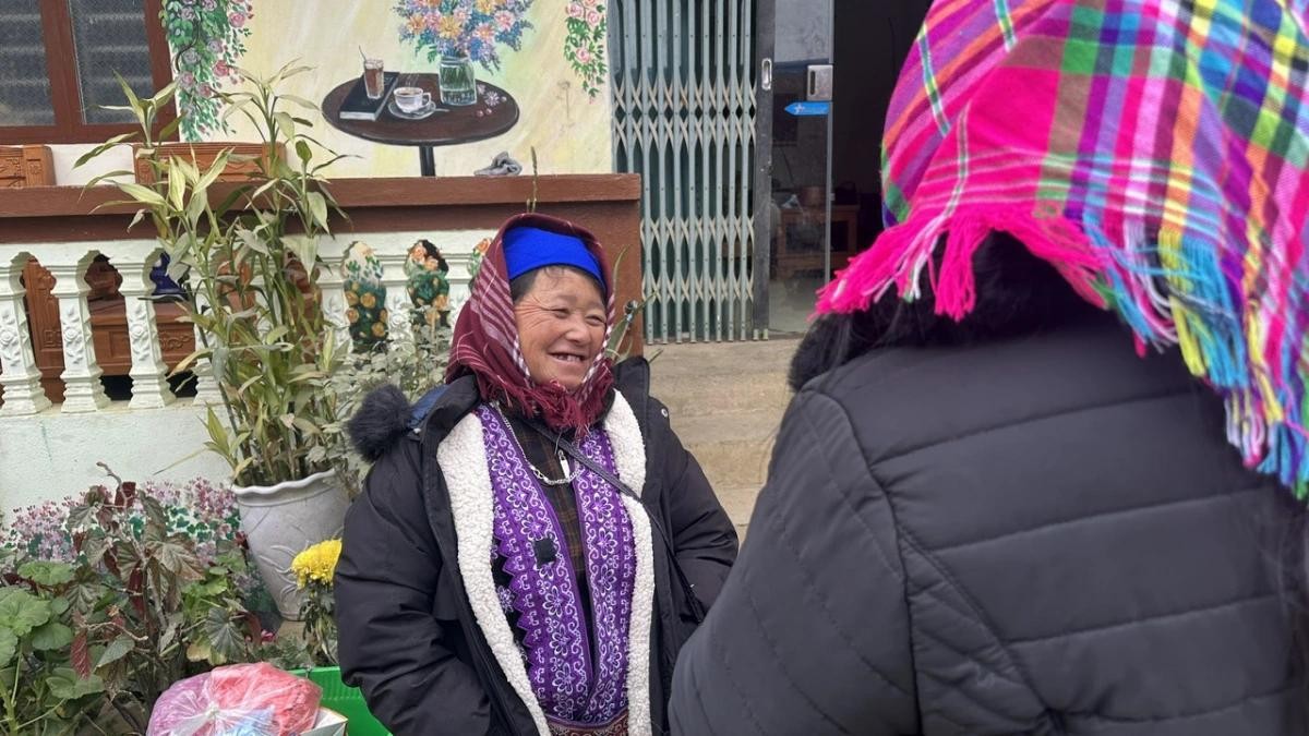 Tiếng cười, câu chuyện cuối năm lan tỏa khắp phiên chợ.