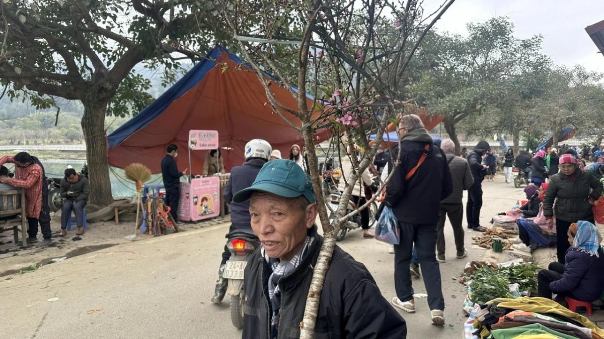 Gần trưa chợ thưa vãn và tan dần kết thúc một phiên chợ đông đúc nhất vùng Tây Bắc.