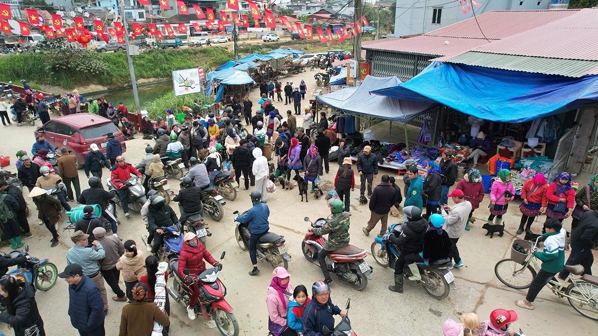 Chợ Bắc Hà đông đúc trong sớm ngày cận Tết, phiên chợ chỉ họp vào ngày Chủ nhật từ sáng sớm đến trưa.