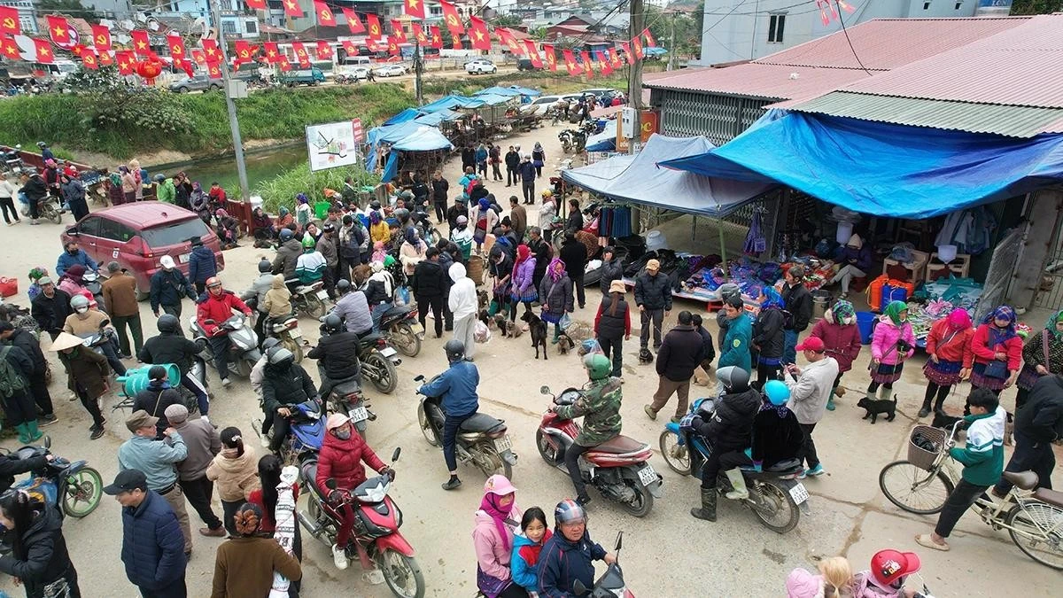 Chợ Bắc Hà đông đúc trong sớm ngày cận Tết, phiên chợ chỉ họp vào ngày Chủ nhật từ sáng sớm đến trưa.