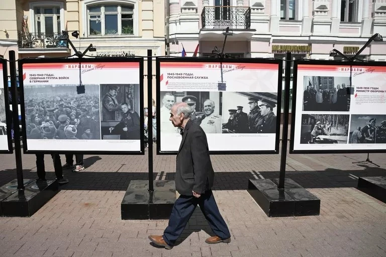 Tại phố cổ Arbat ở Moscow đã mở Triển lãm “Các nguyên soái của Chiến thắng vĩ đại” nhân kỷ niệm 130 năm ngày sinh của hai vị chỉ huy quân sự kiệt xuất - Georgy Zhukov và Konstantin Rokossovsky. Những tư liệu ảnh không chỉ tái hiện chặng đường chiến đấu và những chiến công anh hùng, mà còn khắc họa cuộc sống đời thường của họ như những con người bình dị.