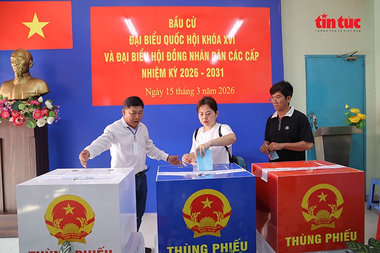 Các cử tri tại khu vực bỏ phiếu số 7 (phường Bình Tân, TP Hồ Chí Minh).